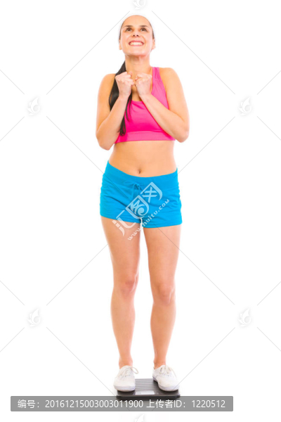 滿意她的體重年輕女孩站在地板上