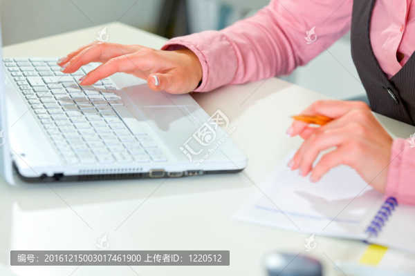 在工作表上女手特寫(xiě)
