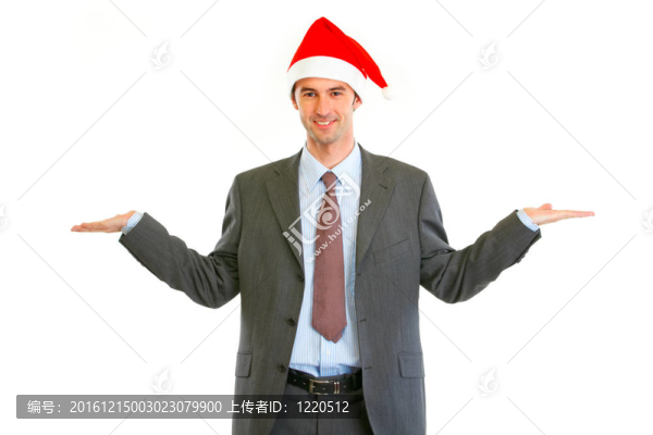 微笑著的現(xiàn)代商人在圣誕老人的帽子上捧著每一只空空的手
