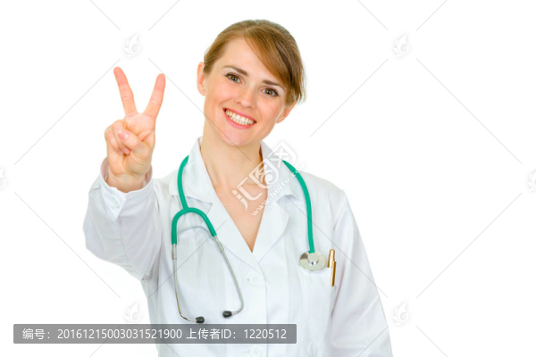 面帶微笑的醫(yī)學(xué)博士女人在白色上露出勝利的姿態(tài)