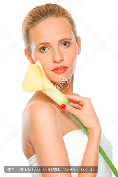 年輕漂亮的女人拿著黃calla,lily手白色隔離