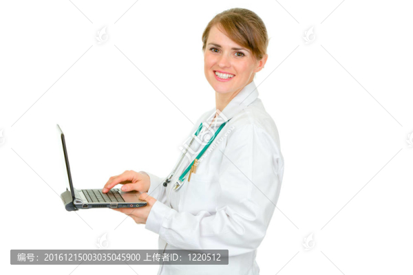 微笑的醫(yī)療女醫(yī)生使用筆記本電腦孤立的白色