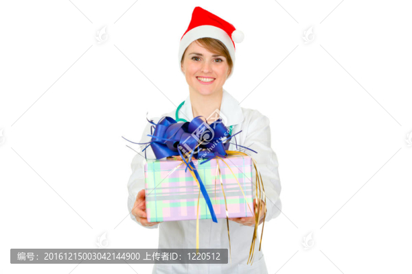 面帶微笑的醫(yī)學博士婦女在Santa舉行的帽子在手上孤立的白色