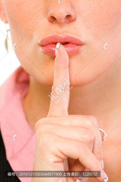 用手指在嘴白色隔離業(yè)務(wù)女人特寫(xiě)。噓的手勢(shì)