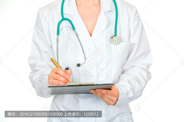 醫(yī)學(xué)女醫(yī)生在白色文件上做筆記。特寫(xiě)。