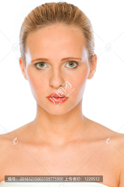 新鮮和性感的女人與美麗的棕色眼睛孤立在白色的肖像
