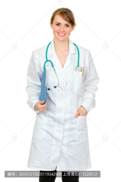 面帶微笑的女醫(yī)生手拿病歷在白色上孤立