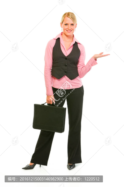現(xiàn)代商業(yè)女性用公文包在空的手掌上露出白色的東西