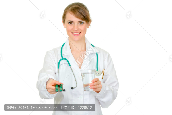 微笑的女醫(yī)生給藥片和一杯水隔離在白色上