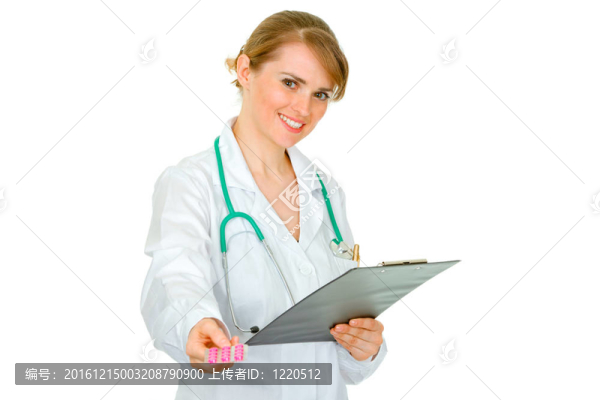 面帶微笑的醫(yī)生婦女拿著夾板和處方藥在白色的手上孤立