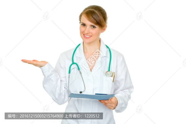 微笑醫(yī)生婦女與醫(yī)學(xué)圖表呈現(xiàn)在空白的手上孤立的東西白色