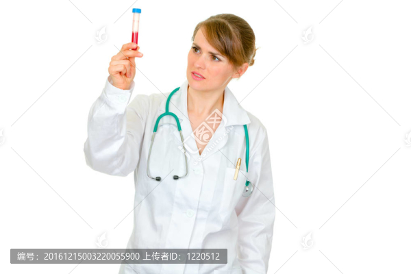 沉思的醫(yī)療的女醫(yī)生在試管