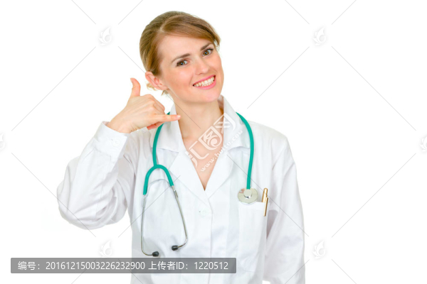 微笑醫(yī)女醫(yī)生與我聯(lián)系手勢孤立白色
