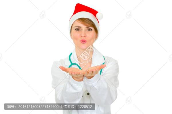快活的醫(yī)學(xué)博士在Santa婦女吹雪帽子
