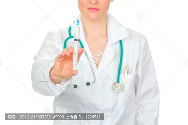 醫(yī)生用醫(yī)用注射器在手上孤立白色。特寫。