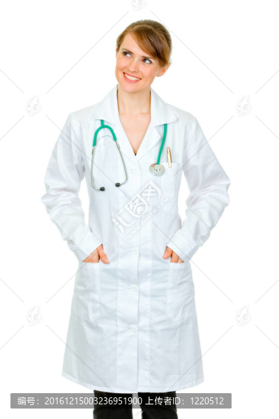 面帶微笑的醫(yī)學(xué)博士婦女用手在口袋里看著白色的復(fù)制空間