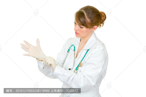 女醫(yī)生戴著醫(yī)用乳膠手套集中在她身上白色隔離