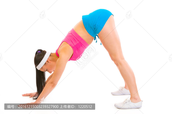 健身婦女在地板上鍛煉