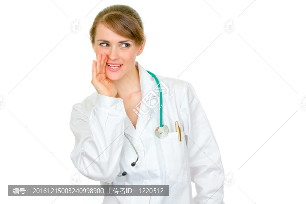 面帶微笑的女醫(yī)生把他的手靠近嘴巴，偷偷地在白色上偷偷地報(bào)告好消息