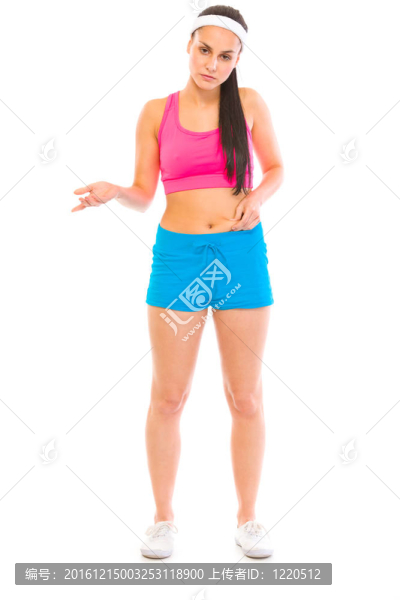 不開心的女孩穿運動裝檢查身體脂肪