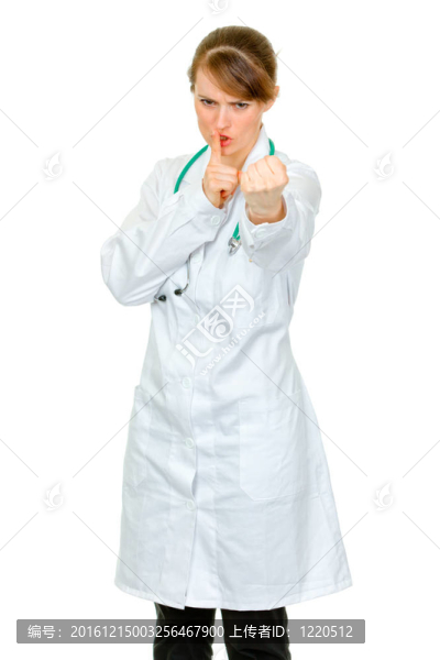憤怒的醫(yī)生醫(yī)生用手指在嘴和威脅孤立拳頭白色