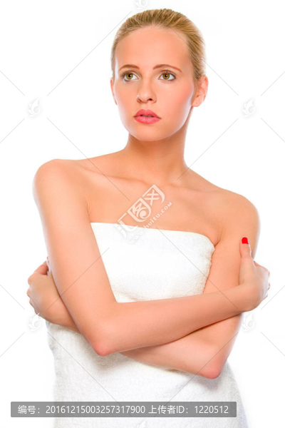 美麗的女人站在白色毛巾包