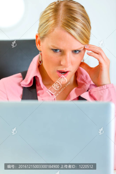 困惑的商業(yè)女性看筆記本電腦
