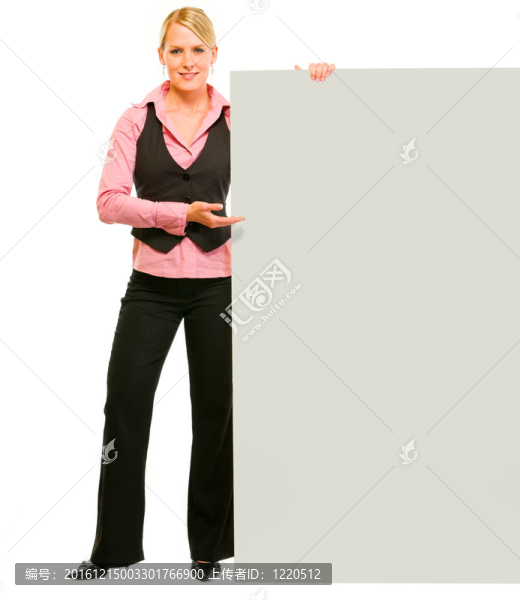全方位微笑的女人指著空白的白板上的白色畫像