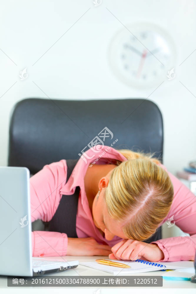 疲憊的商務(wù)女性睡在辦公桌上