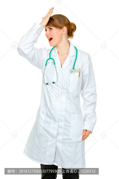 驚訝的醫(yī)學(xué)博士女人在白色上打她的額頭