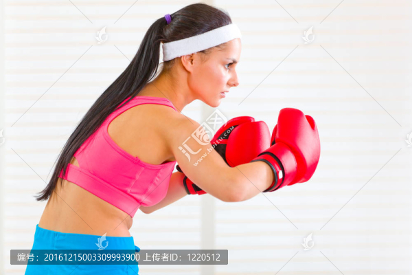 集中健身女子拳擊手套工作