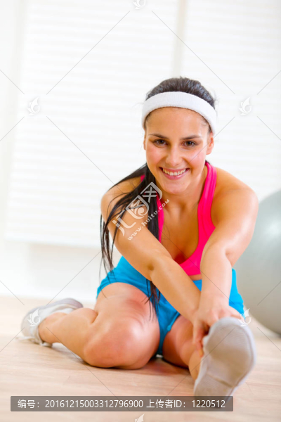 微笑健身女子做體操鍛煉