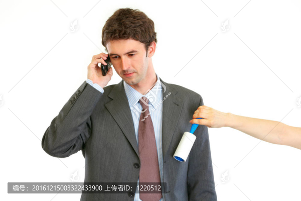 清潔隊(duì)長(zhǎng)的西裝，而他在電話交談