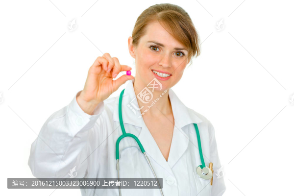 面帶微笑的女醫(yī)生手拿藥丸在白色上孤立