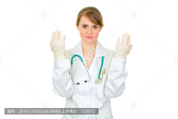 集中的醫(yī)生婦女手拿手套在白色隔離的乳膠手套