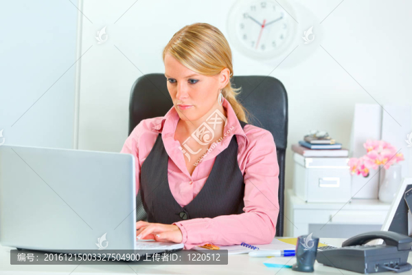 現(xiàn)代商務(wù)女性辦公桌上筆記本電腦