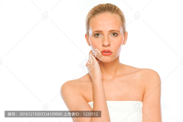 年輕的新鮮女子握著手在脖子上孤立的白色