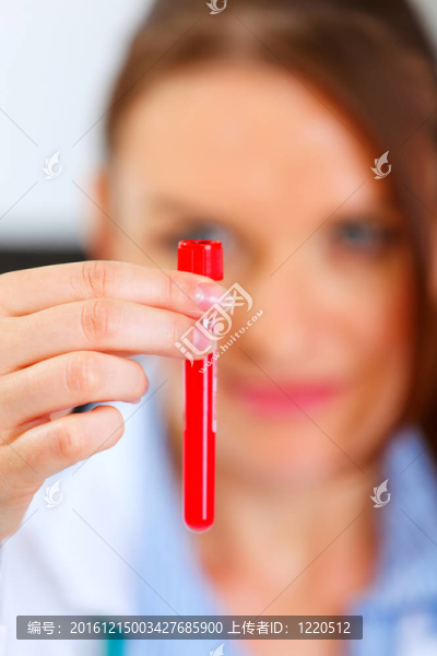 女性研究者手頭上的試管標(biāo)本