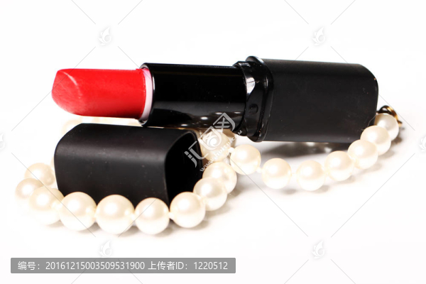 紅膏、珍珠項(xiàng)鏈
