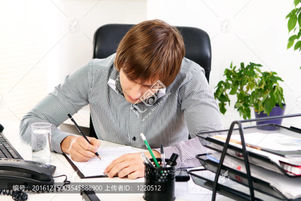 年輕的商人在他的辦公室