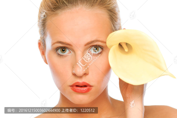 年輕漂亮的女人黃色馬蹄蓮近面白色隔離