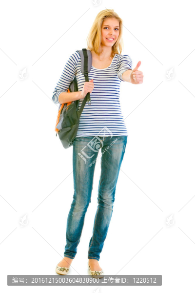 微笑的少女與書包豎起了大拇指手勢孤立在白色全長肖像