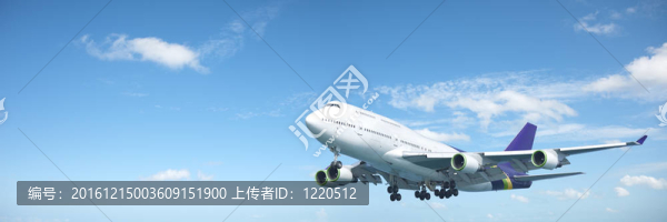 巨型噴氣式飛機在藍天中行駛。全景式構(gòu)圖。