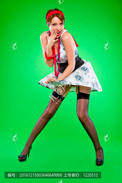 輕浮的女孩拿著衣服看起來性感被風(fēng)吹起。引腳和復(fù)古風(fēng)格。