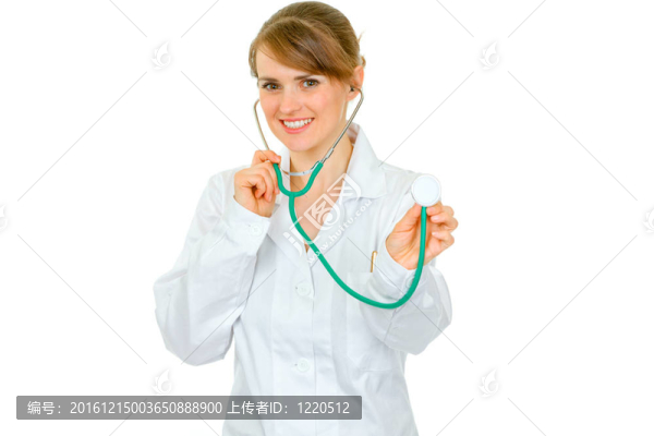 微笑的女醫(yī)生拿著聽(tīng)診器醫(yī)用白色隔離