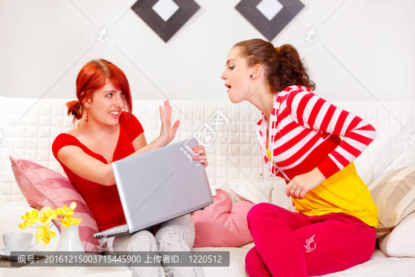 漂亮女孩不讓女友看筆記本電腦