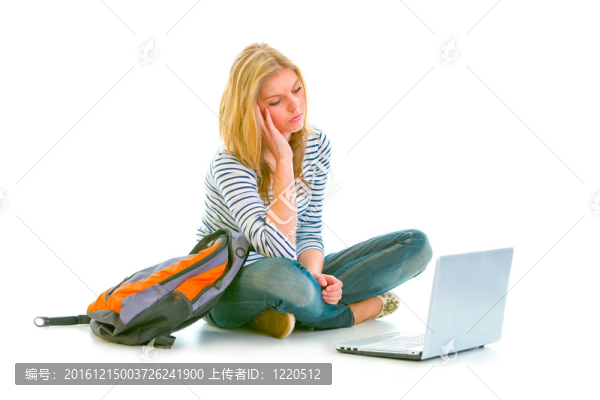 疲憊的少女坐在地板上背包和看筆記本電腦上孤立的白色