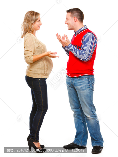 年輕的孕婦與丈夫談孤立的白色