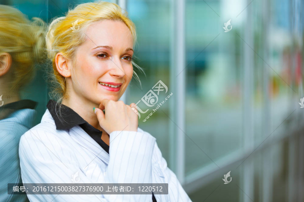 沉思的現(xiàn)代商業(yè)女性手臉站在辦公樓附近