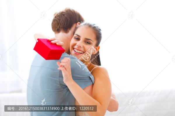 年輕女子擁抱男友送禮物